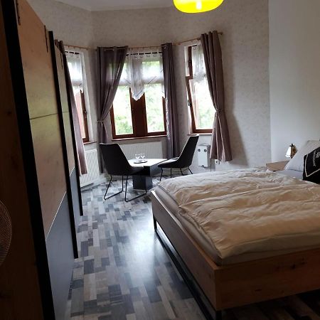 Hotelzimmer Im Alten Reihenhaus Auf Der Stadtmauer Bacharach Exterior foto