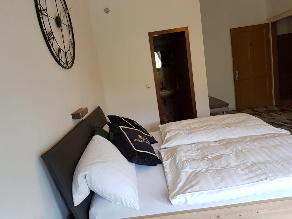 Hotelzimmer Im Alten Reihenhaus Auf Der Stadtmauer Bacharach Exterior foto